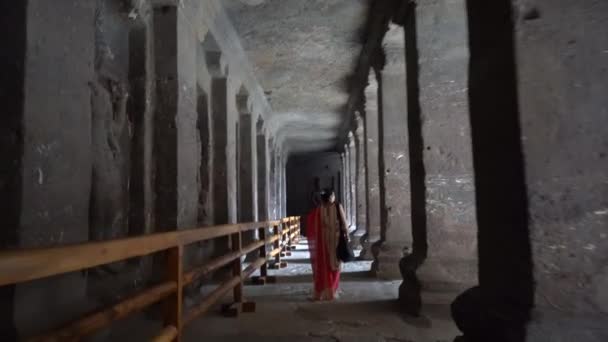 Žena Turista Prozkoumat Jeskyně Ellora Jeden Největších Skalami Cut Jeskynní — Stock video