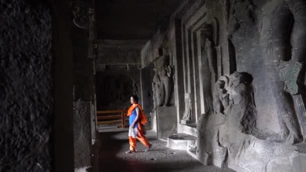 Žena Turista Prozkoumat Jeskyně Ellora Jeden Největších Skalami Cut Jeskynní — Stock video