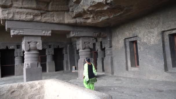 Femme Touriste Explorer Les Grottes Ellora Est Des Grands Complexes — Video
