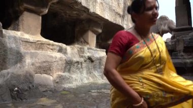 Ellora mağaralarını keşfeden kadın turistler, dünyanın en büyük kaya kesimi mağara komplekslerinden ve UNESCO dünya mirası alanlarından biridir..