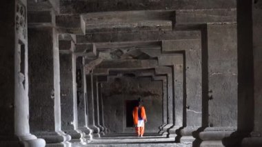 Ellora mağaralarını keşfeden kadın turistler, dünyanın en büyük kaya kesimi mağara komplekslerinden ve UNESCO dünya mirası alanlarından biridir..