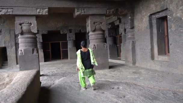 Turista Mujer Explorar Las Cuevas Ellora Uno Los Complejos Rupestres — Vídeos de Stock