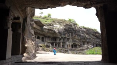 Ellora mağaralarını keşfeden kadın turistler, dünyanın en büyük kaya kesimi mağara komplekslerinden ve UNESCO dünya mirası alanlarından biridir..