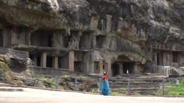 Ellora mağaralarını keşfeden kadın turistler, dünyanın en büyük kaya kesimi mağara komplekslerinden ve UNESCO dünya mirası alanlarından biridir..