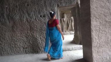 Ellora mağaralarını keşfeden kadın turistler, dünyanın en büyük kaya kesimi mağara komplekslerinden ve UNESCO dünya mirası alanlarından biridir..