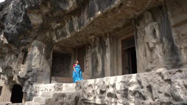 Ellora mağaralarını keşfeden kadın turistler, dünyanın en büyük kaya kesimi mağara komplekslerinden ve UNESCO dünya mirası alanlarından biridir..