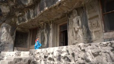 Ellora mağaralarını keşfeden kadın turistler, dünyanın en büyük kaya kesimi mağara komplekslerinden ve UNESCO dünya mirası alanlarından biridir..