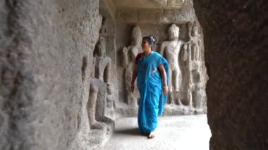 Ellora mağaralarını keşfeden kadın turistler, dünyanın en büyük kaya kesimi mağara komplekslerinden ve UNESCO dünya mirası alanlarından biridir..