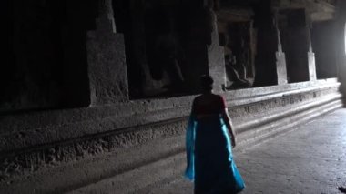 Ellora mağaralarını keşfeden kadın turistler, dünyanın en büyük kaya kesimi mağara komplekslerinden ve UNESCO dünya mirası alanlarından biridir..