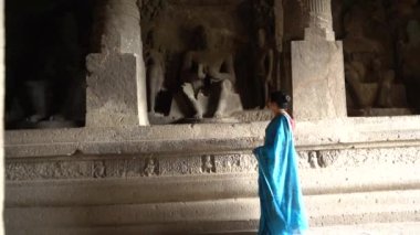 Ellora mağaralarını keşfeden kadın turistler, dünyanın en büyük kaya kesimi mağara komplekslerinden ve UNESCO dünya mirası alanlarından biridir..