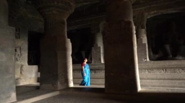 Ellora mağaralarını keşfeden kadın turistler, dünyanın en büyük kaya kesimi mağara komplekslerinden ve UNESCO dünya mirası alanlarından biridir..