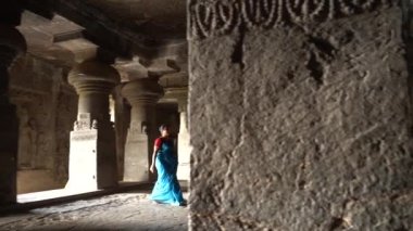 Ellora mağaralarını keşfeden kadın turistler, dünyanın en büyük kaya kesimi mağara komplekslerinden ve UNESCO dünya mirası alanlarından biridir..