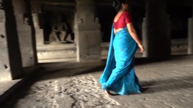 Ellora mağaralarını keşfeden kadın turistler, dünyanın en büyük kaya kesimi mağara komplekslerinden ve UNESCO dünya mirası alanlarından biridir..