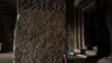 Ellora mağaralarını keşfeden kadın turistler, dünyanın en büyük kaya kesimi mağara komplekslerinden ve UNESCO dünya mirası alanlarından biridir..