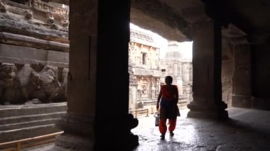 Ellora mağaralarını keşfeden kadın turistler, dünyanın en büyük kaya kesimi mağara komplekslerinden ve UNESCO dünya mirası alanlarından biridir..