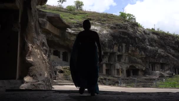 Kobieta Turysta Zwiedzanie Jaskiń Ellora Jest Jeden Największych Kompleksów Jaskiń — Wideo stockowe