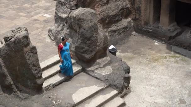 Turista Mujer Explorar Las Cuevas Ellora Uno Los Complejos Rupestres — Vídeo de stock