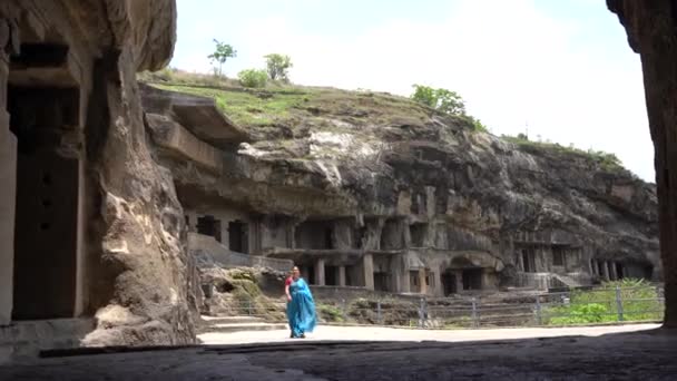 埃洛拉洞穴是世界上最大的岩石切割洞穴之一 也是联合国教科文组织的世界遗产 — 图库视频影像