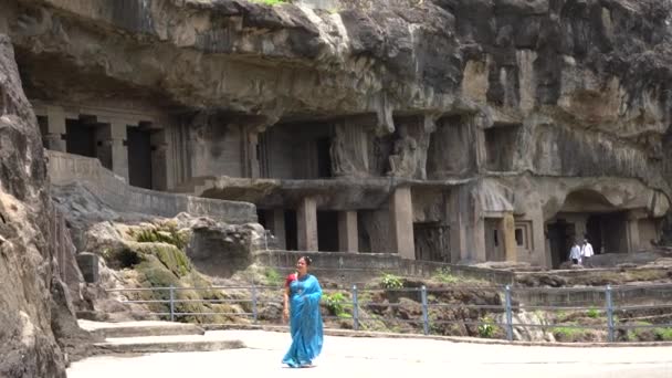Mulher Turista Explorar Cavernas Ellora Dos Maiores Complexos Cavernas Corte — Vídeo de Stock