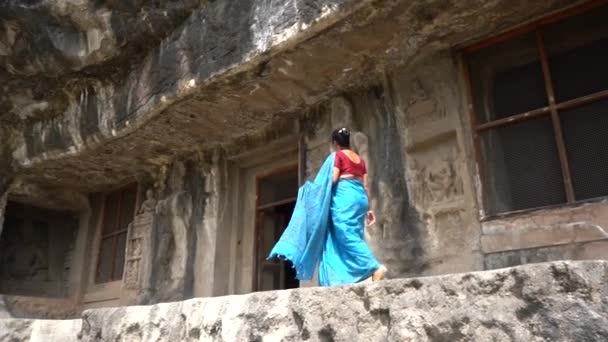 Touristinnen Erkunden Die Ellora Höhlen Eine Der Größten Felshöhlenkomplexe Der — Stockvideo