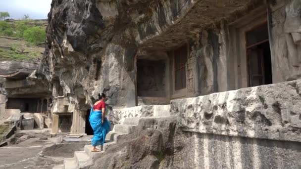 Donna Turista Esplorare Grotte Ellora Tratta Uno Dei Più Grandi — Video Stock