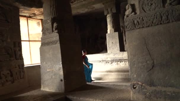 Женщина Турист Исследовать Пещеры Ellora Один Крупнейших Скальных Пещерных Комплексов — стоковое видео