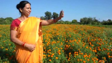 Marigold tarlasında mutlu bir Hintli kadın.