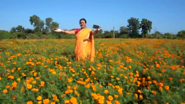 玛丽戈德田里快乐的印度女人 — 图库视频影像
