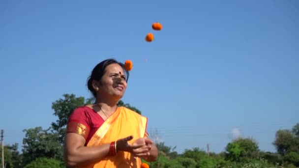Gelukkige Indiase Vrouw Goudsbloem Veld — Stockvideo