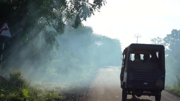 インドのマハラシュトラの朝の村道 — ストック動画