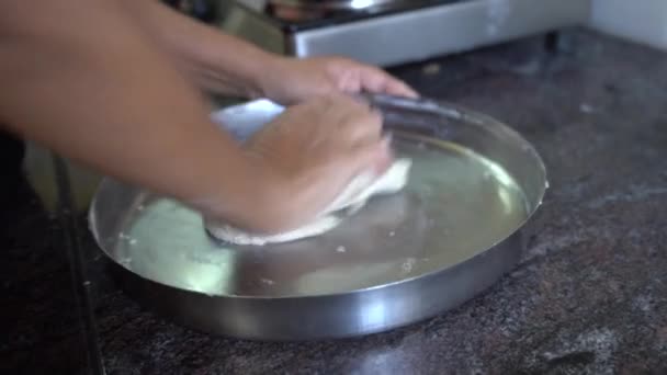 Жінка Робить Індійський Хліб Рит Плиті — стокове відео