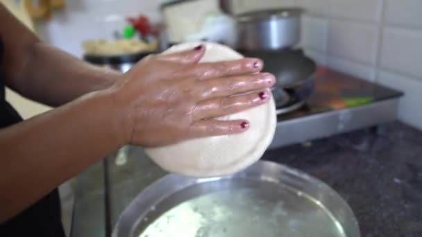 Hembra Haciendo Pan Indio Rotis Estufa — Vídeo de stock