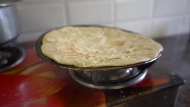 Samica Produkująca Chleb Indyjski Rotis Kuchence — Wideo stockowe