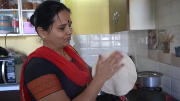 Женщина Делает Индийский Хлеб Ротис Плите — стоковое видео