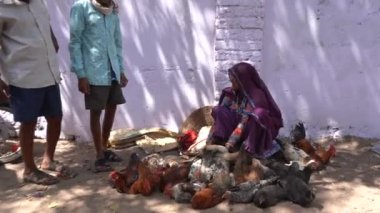 ALIRAJPUR, MADHYA PRADESH, INDIA, 15 Mart 2022: Bhagoria Haat Festivali olarak da bilinen Bhagoria kabile festivalinde çeşitli mallar satan tedarikçi. 