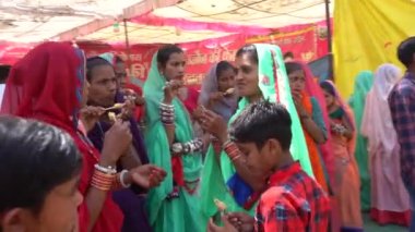 ALIRAJPUR, MADHYA PRADESH, INDIA, 15 Mart 2022: Kabile halkı Bhagoria kabile festivali sırasında bir araya geldi..