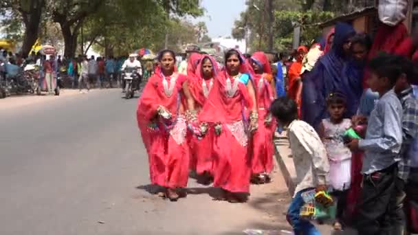 알리야푸르 마드리드 프라데시 2022 사람들이 결혼하기 파트너를 선택하는이 축제에서 모였습니다 — 비디오