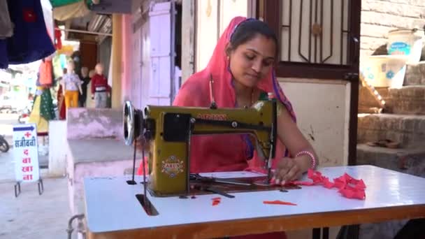 Alirajpur Madhya Pradesh India Mars 2022 Landsbygdskvinnor Syr Kläder Symaskin — Stockvideo