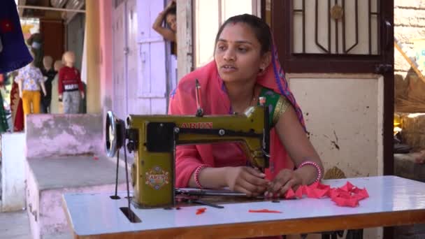 アルジャスプール マディア インド March 2022 ミシンで服を縫う農村女性 — ストック動画