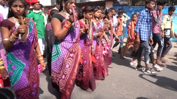 アルジャビール マダヤPradesh インド March 2022 バガゴリア部族の祭りの間にドラムビートで踊る部族の人々 このフェスティバルでは 若い男の子や女の子は 結婚前にパートナーを選択します — ストック動画