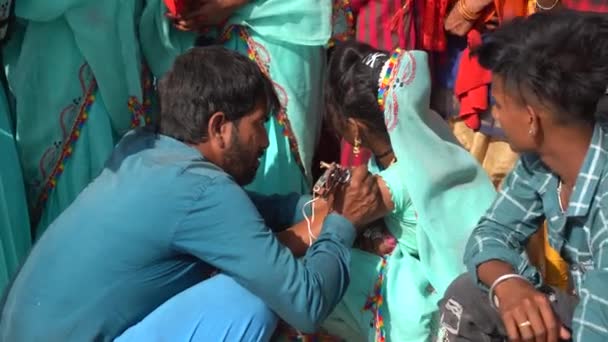 Alirajpur Madhya Pradesh India Mars 2022 Tatueringsartist Gör Tatuering Kvinnlig — Stockvideo