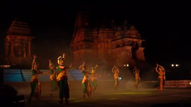 KHAJURAHO, INDIA 25 Şubat 2022: Dansçılar Khajuraho Dans Festivali sırasında klasik dans gösterisi yaptılar..
