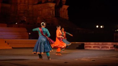 KHAJURAHO, INDIA 25 Şubat 2022: Dansçılar Khajuraho Dans Festivali sırasında klasik dans gösterisi yaptılar..