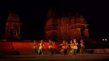 KHAJURAHO, INDIA 25 Şubat 2022: Dansçılar Khajuraho Dans Festivali sırasında klasik dans gösterisi yaptılar..