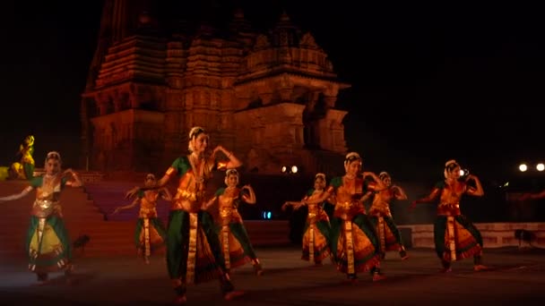 Khajuraho India Február 2022 Táncosok Klasszikus Táncot Járnak Khajuraho Táncfesztiválon — Stock videók