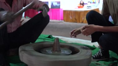KHAJURAHO, INDIA, 26 Şubat 2022: Khajuraho Dans Festivali sırasında çeşitli sanatçılar sanat icra ettiler.