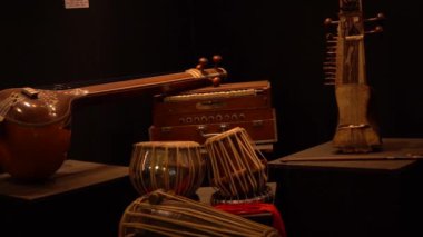 KHAJURAHO, INDIA, 26 Şubat 2022: Khajuraho Dans Festivali sırasında sergi giriş ücreti alınmadan ve fotoğraf yasaklanmadan halka açıldı