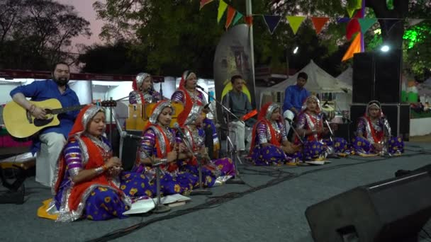 Khajuraho India Februari 2022 Wanita Tradisional Yang Menyanyikan Lagu Rakyat — Stok Video