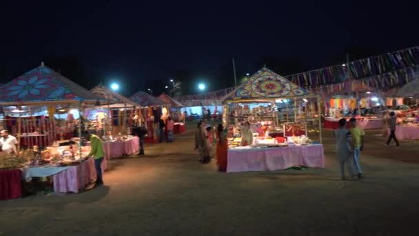 2022年2月25日 在Khajuraho舞蹈节期间销售各种商品的街头小贩 是印度一年一度的节日 — 图库视频影像