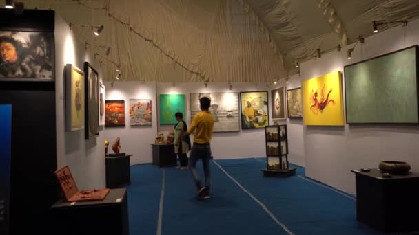 2022年2月26日 Khajuraho舞蹈节期间的艺术展免费向公众开放 不禁止摄影 — 图库视频影像